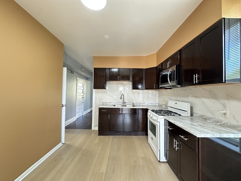 2713 W 16th Street - Photo 2