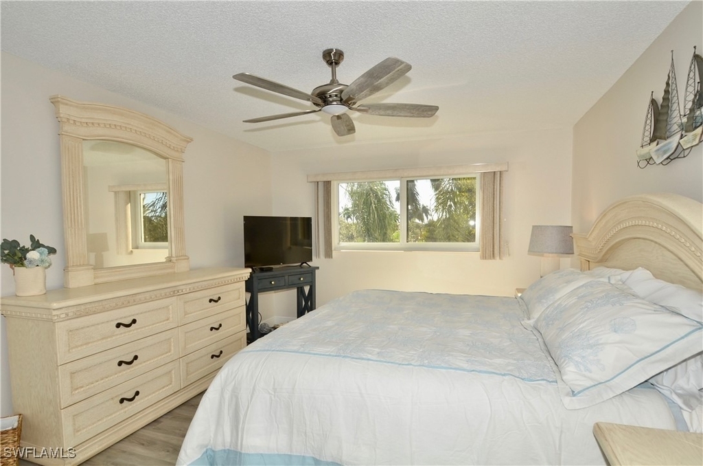 555 Park Shore Drive - Photo 19