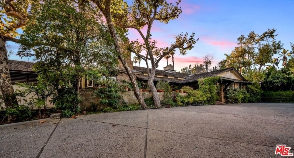 829 N Whittier Drive - Photo 0