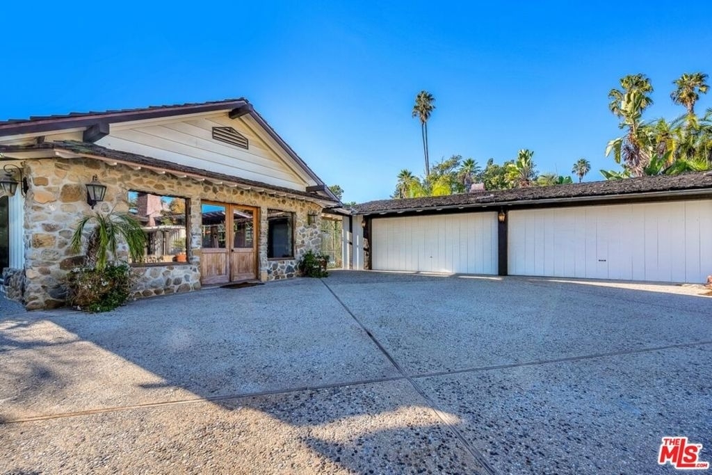 829 N Whittier Drive - Photo 37