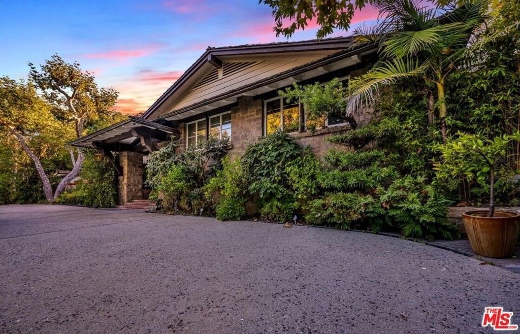 829 N Whittier Drive - Photo 2
