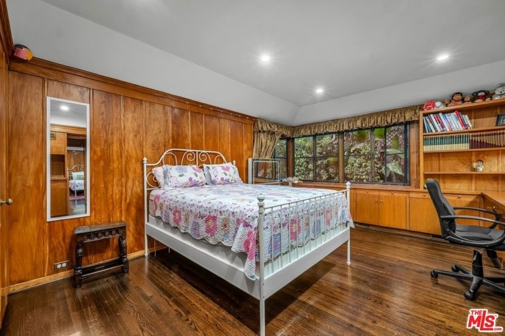 829 N Whittier Drive - Photo 32