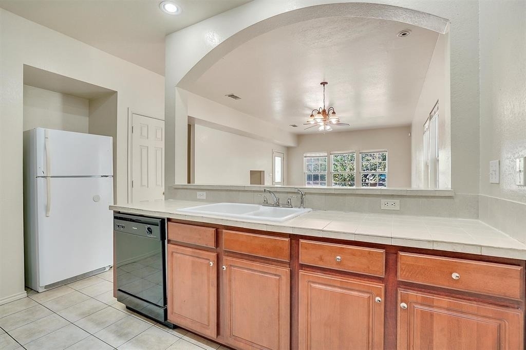 2115 E 18th St - Photo 3