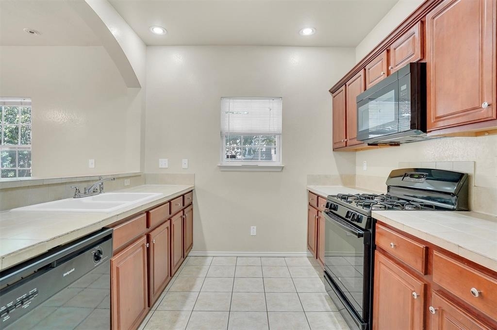2115 E 18th St - Photo 4