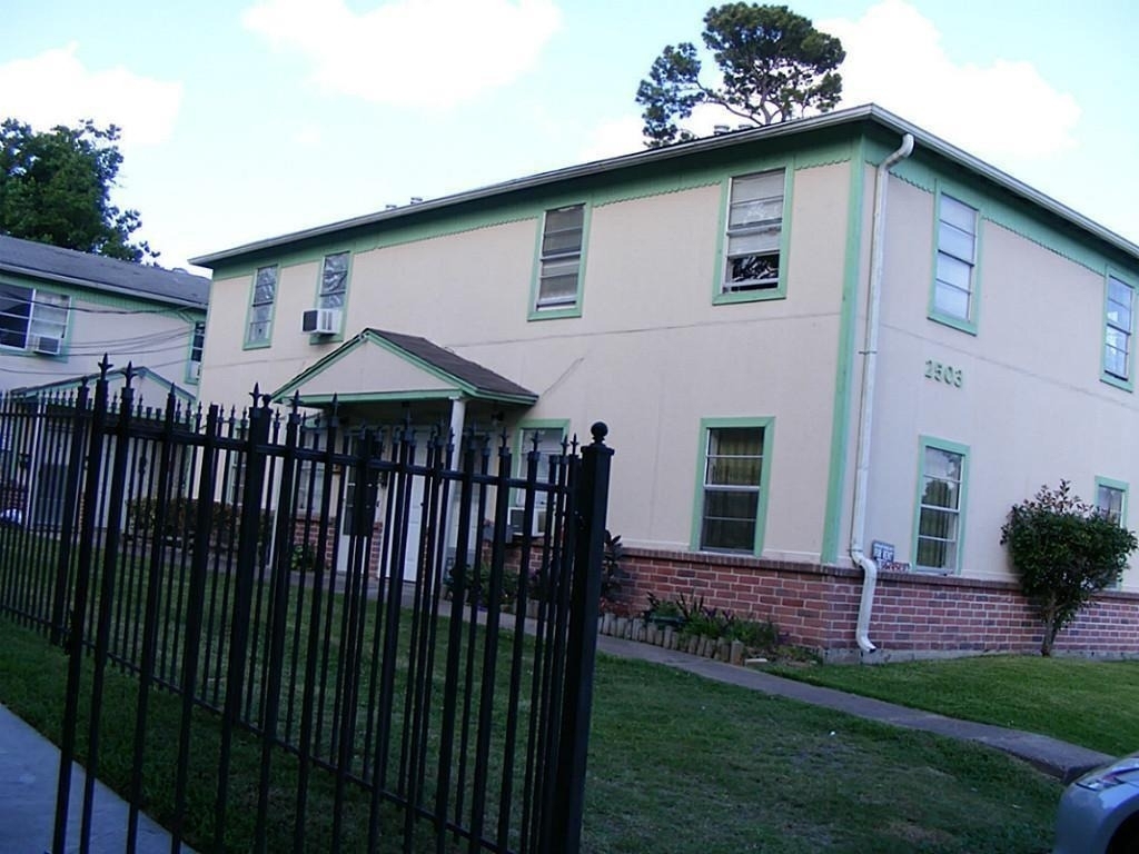 2501 Cleburne Street - Photo 2