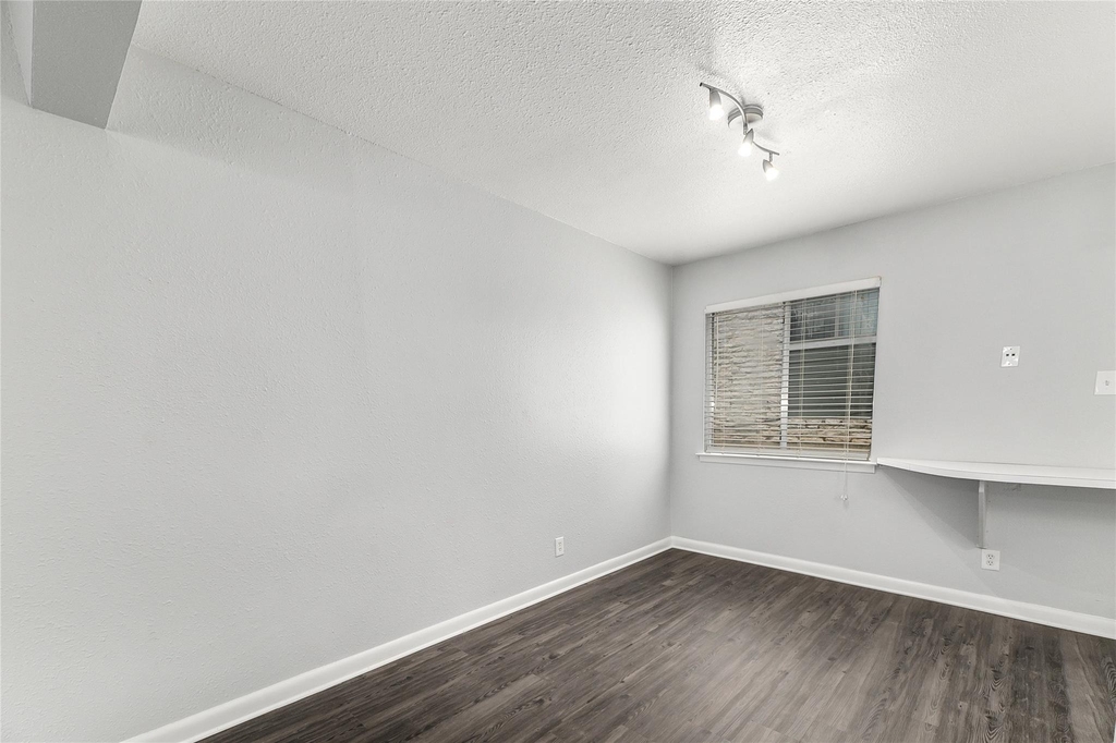 2408 Longview St - Photo 5