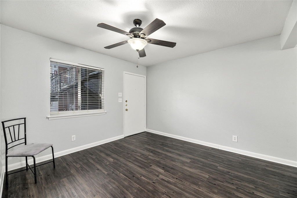 2408 Longview St - Photo 2