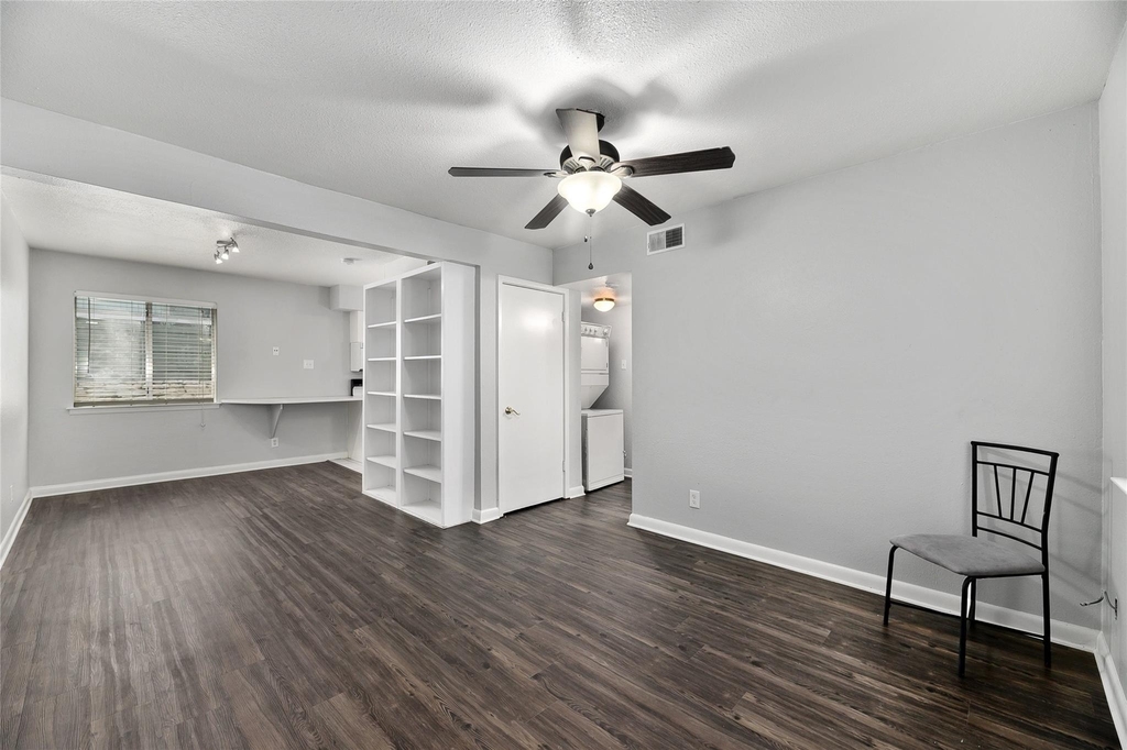 2408 Longview St - Photo 3