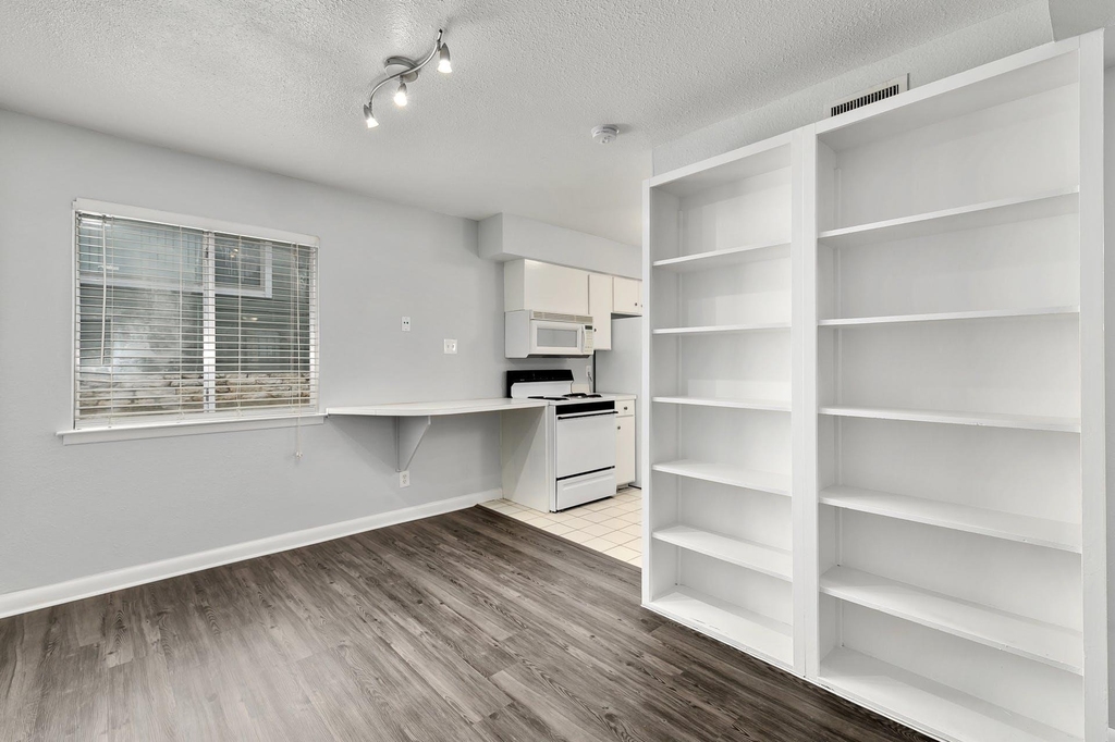 2408 Longview St - Photo 4