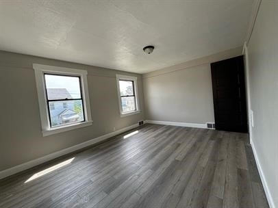 929 Vankirk St - Photo 3