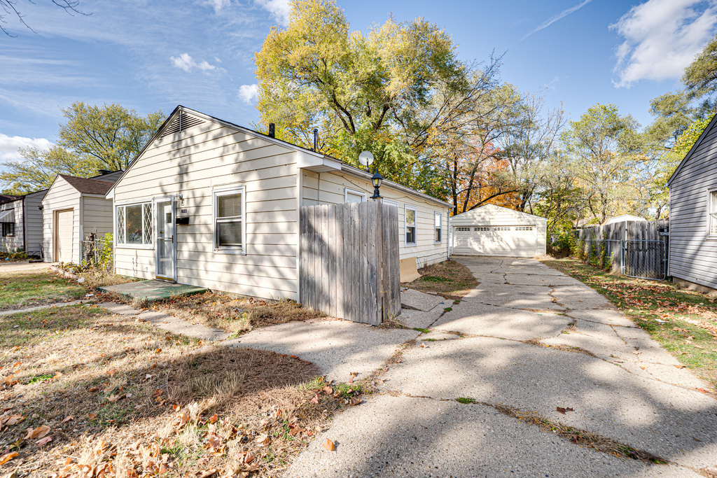1823 Overdene Avenue - Photo 2
