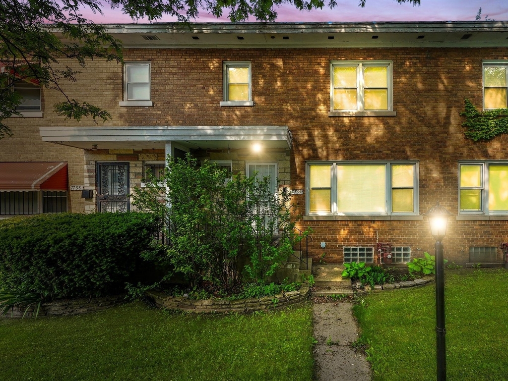 7754 S Yates Boulevard - Photo 2
