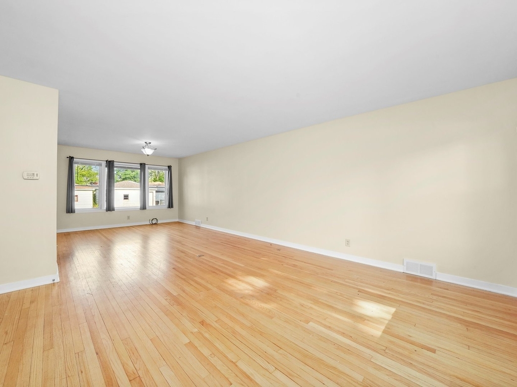7754 S Yates Boulevard - Photo 3