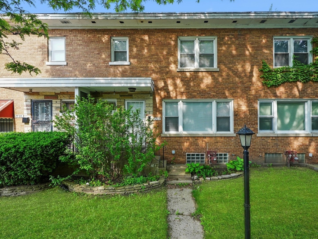 7754 S Yates Boulevard - Photo 1