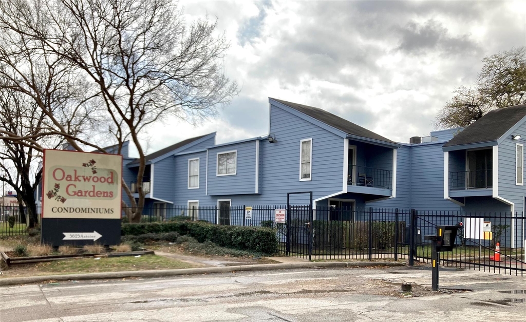5625 Antoine Drive - Photo 0