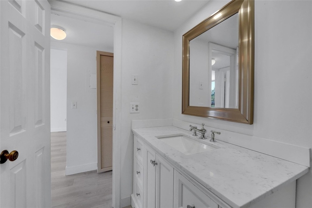 301 Croton Avenue - Photo 8