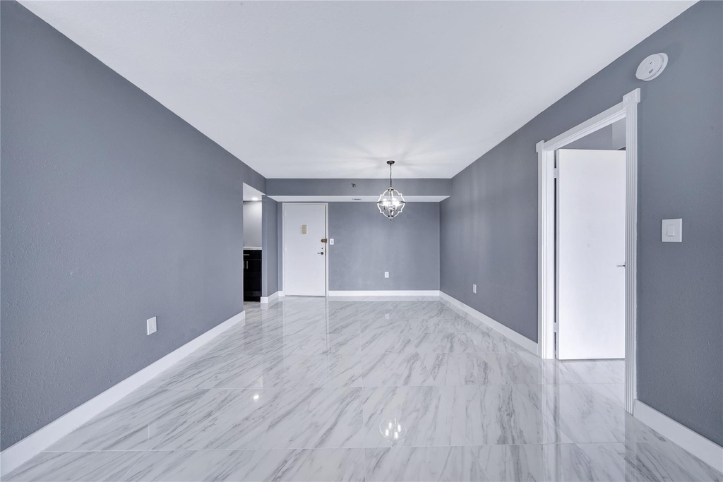 1100 Saint Charles Place - Photo 2