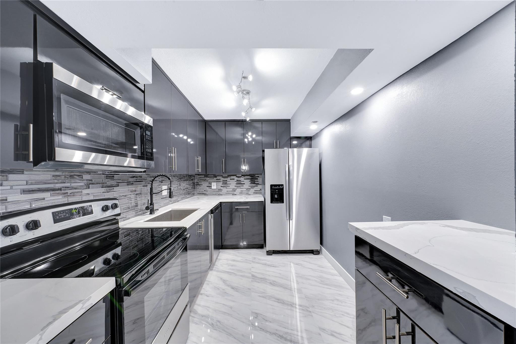 1100 Saint Charles Place - Photo 3