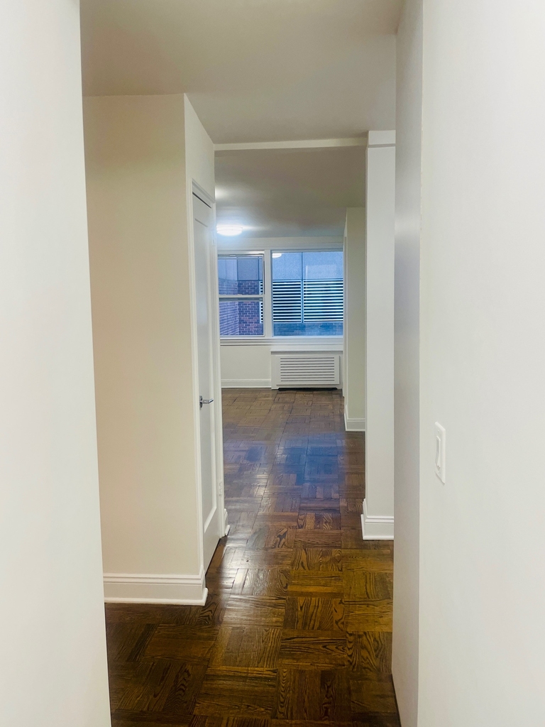 E 55th St and 3rd Avenue - Photo 9