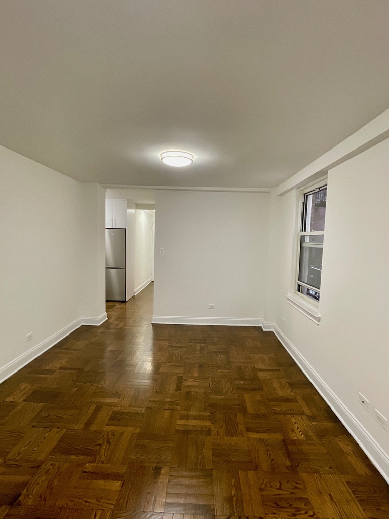 E 55th St and 3rd Avenue - Photo 3