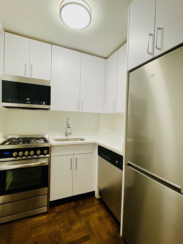 E 55th St and 3rd Avenue - Photo 6