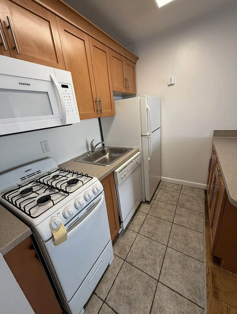 1470 First Avenue, Unit 8j - Photo 3