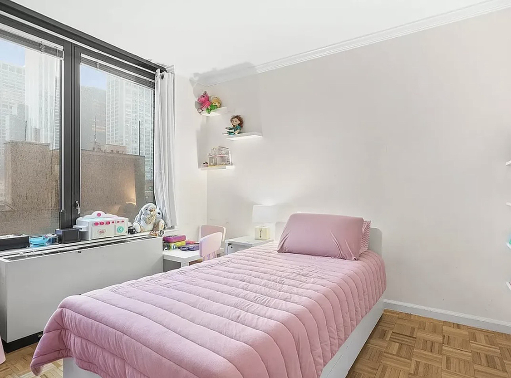 150 East 57th Street, Unit 22e - Photo 3