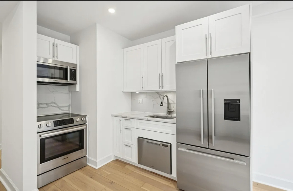160 East 48th Street, Unit 14-l2 - Photo 1