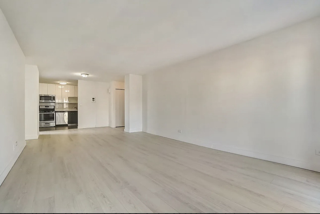 200 East 33rd Street, Unit 26g - Photo 1