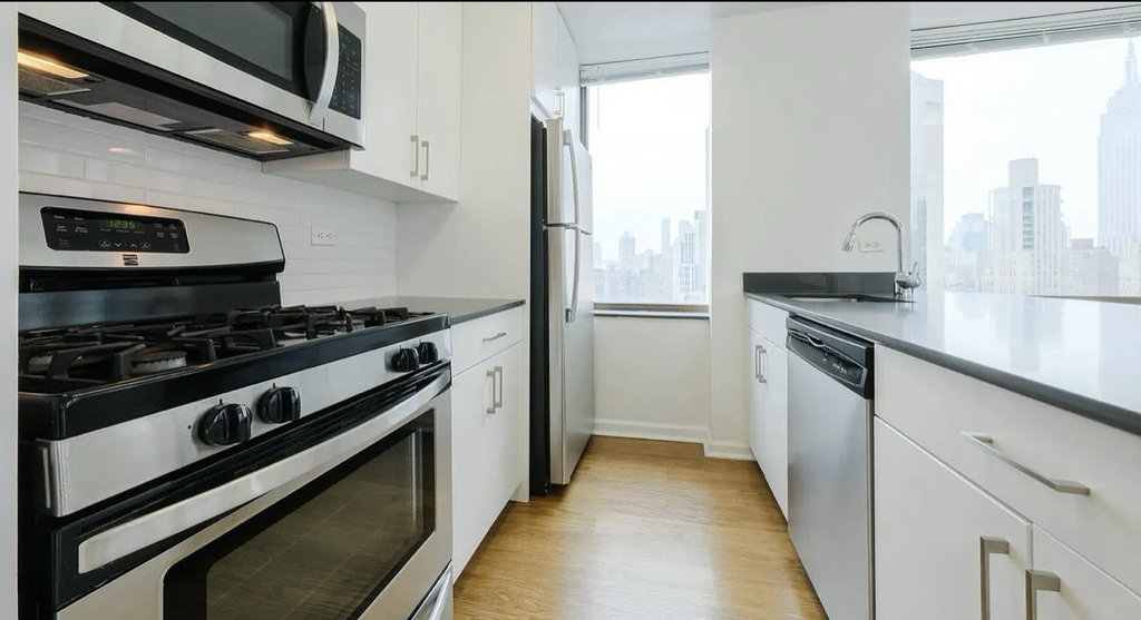 150 East 57th Street, Unit 18c - Photo 2