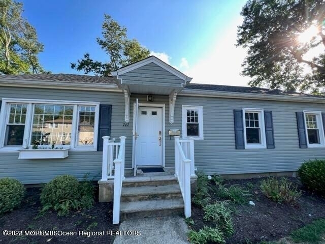 742 Myrtle Avenue - Photo 0