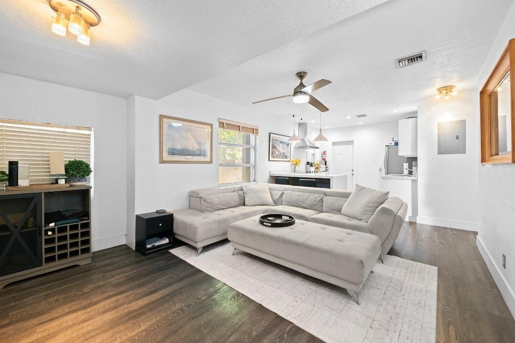 1140 Sw 9th Avenue - Photo 2
