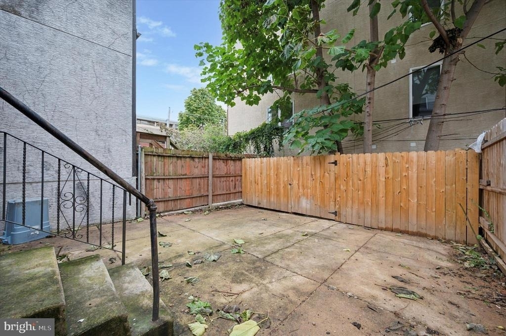 1637 W Girard Avenue - Photo 1