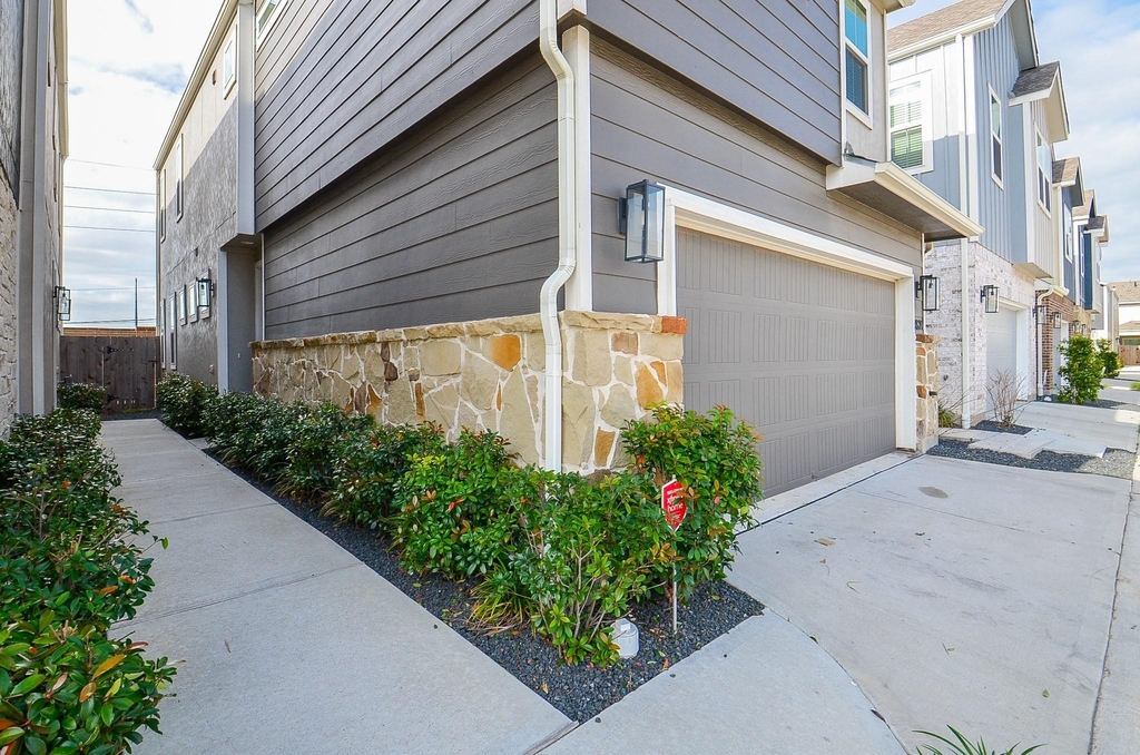 9821 Prairie Garden Lane - Photo 2