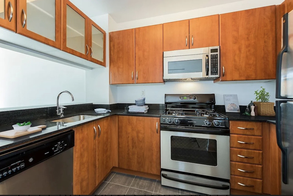222 East 34th Street, Unit 903 - Photo 2