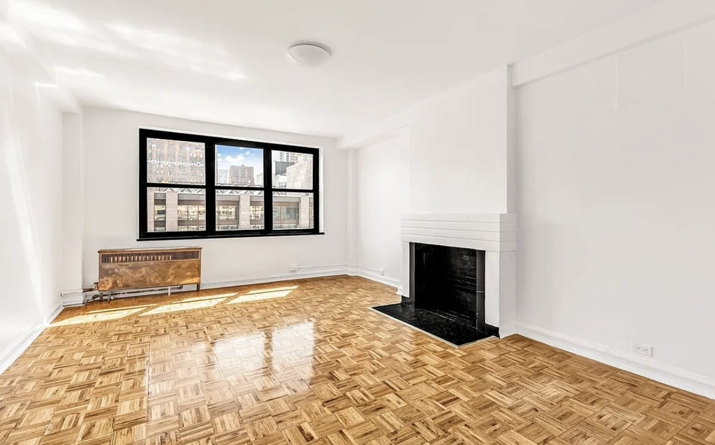 307-310 East 44th Street, Unit 1705 - Photo 1