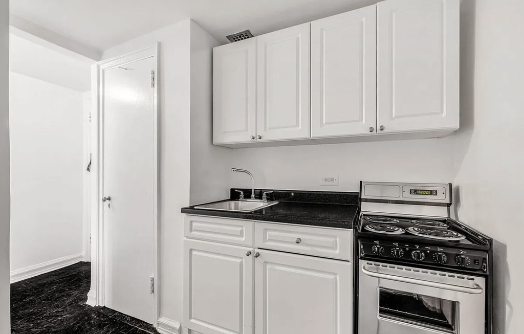 307-310 East 44th Street, Unit 1705 - Photo 4
