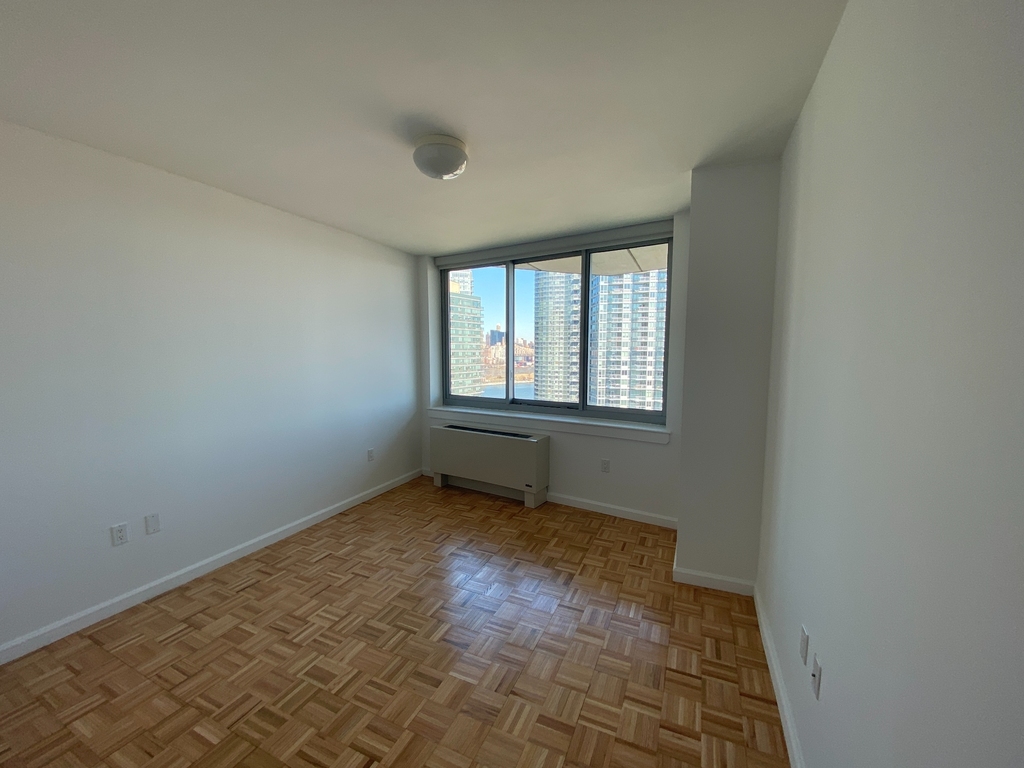 Center Blvd & 47th St - Photo 2