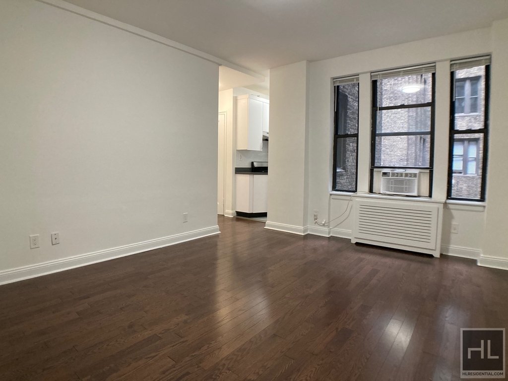East 46 Street - Photo 1