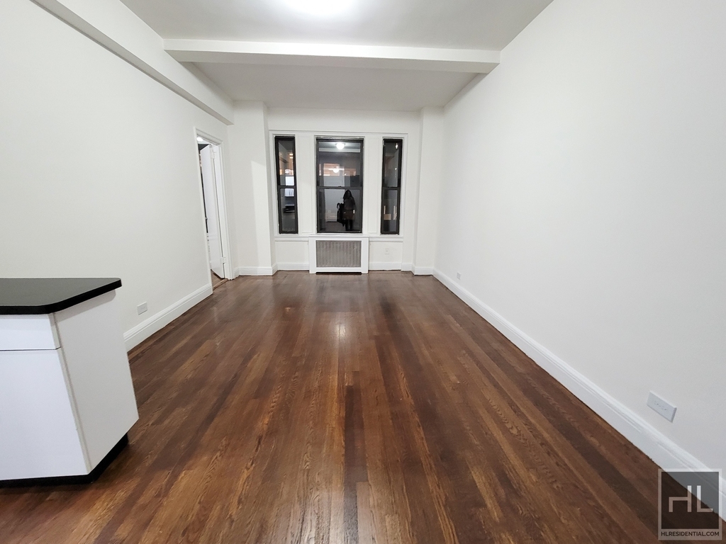 East 46 Street - Photo 3