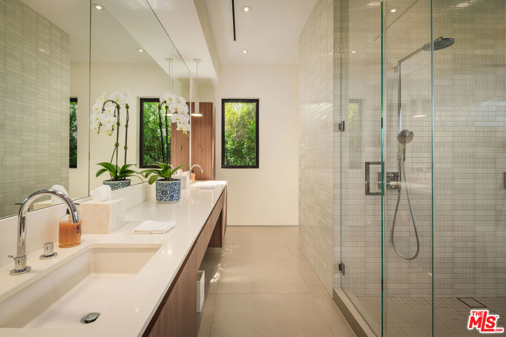 333 N Croft Avenue - Photo 9