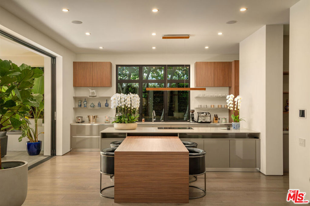 333 N Croft Avenue - Photo 3