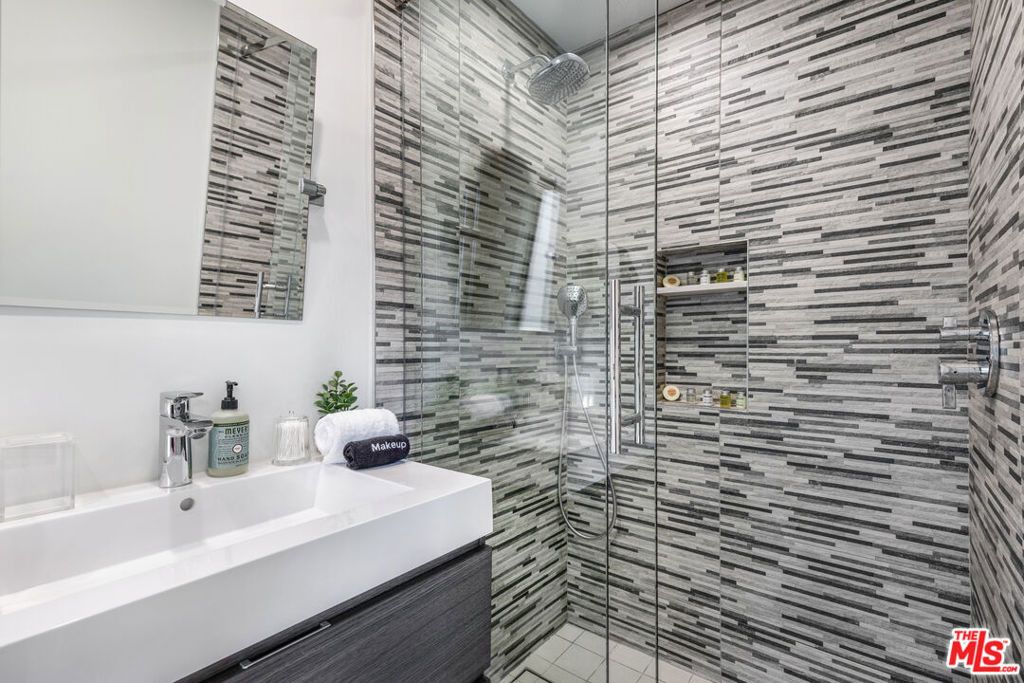 6410 Lindenhurst Avenue - Photo 23