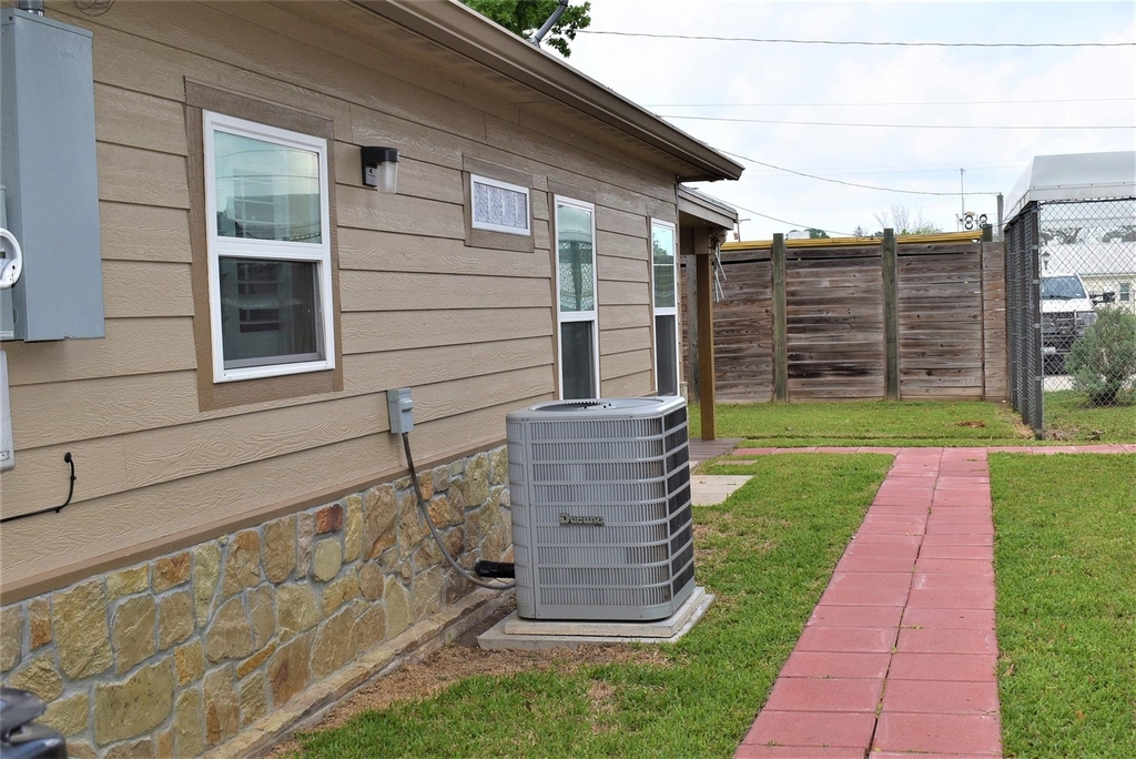 412 Pecan Street - Photo 4
