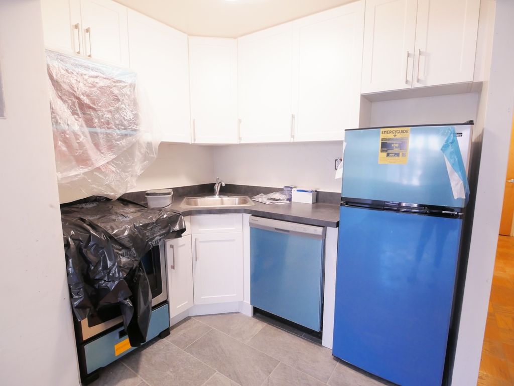 320 East 9th Street - Photo 5