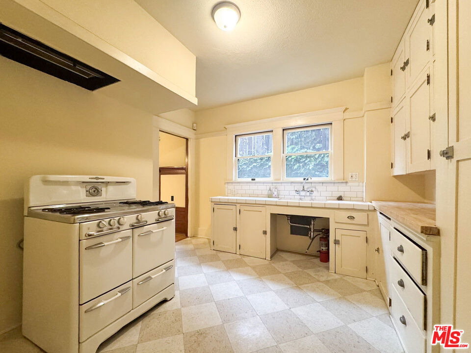 1123 Marion Avenue - Photo 11