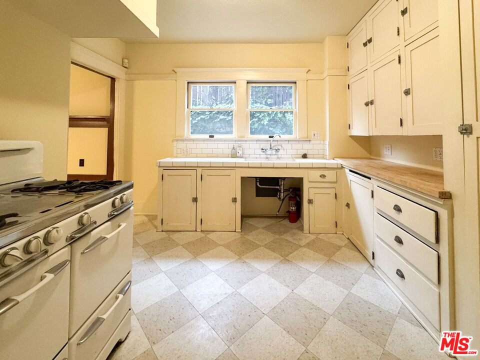 1123 Marion Avenue - Photo 10