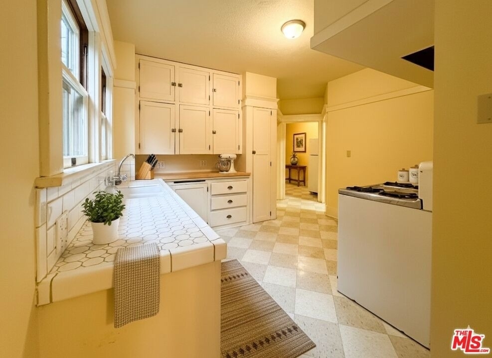 1123 Marion Avenue - Photo 8