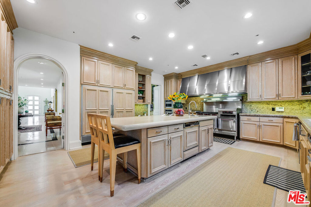 915 N Rexford Drive - Photo 16