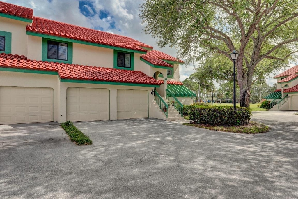 6 Lexington Lane E - Photo 1